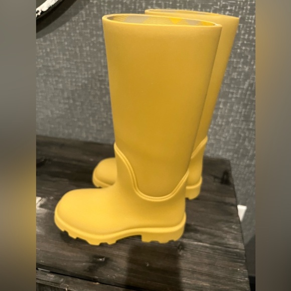 Burberry Yellow Winter Rain Boots - Picture 8 of 13